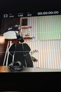 Premium podcast table setup με custom ηχοαπορροφητικά panels και υψηλών προδιαγραφών μικρόφωνα για crystal-clear ηχογράφηση.