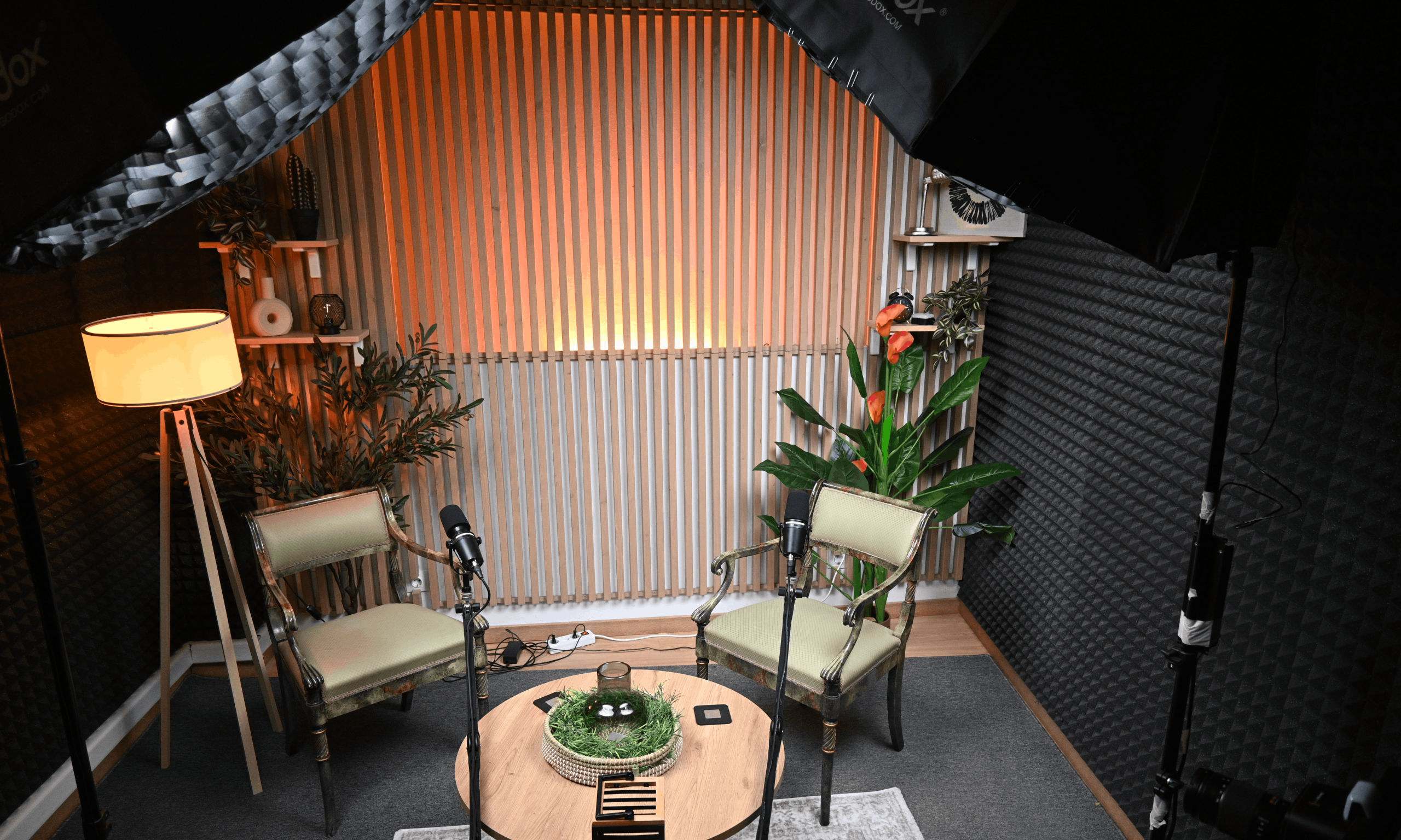 Contemporary Podcast Studio με state-of-the-art τεχνολογία, επαγγελματικό φωτισμό και δυνατότητα προσαρμογής του setup σε διαφορετικά styles, υφές και visual concepts.