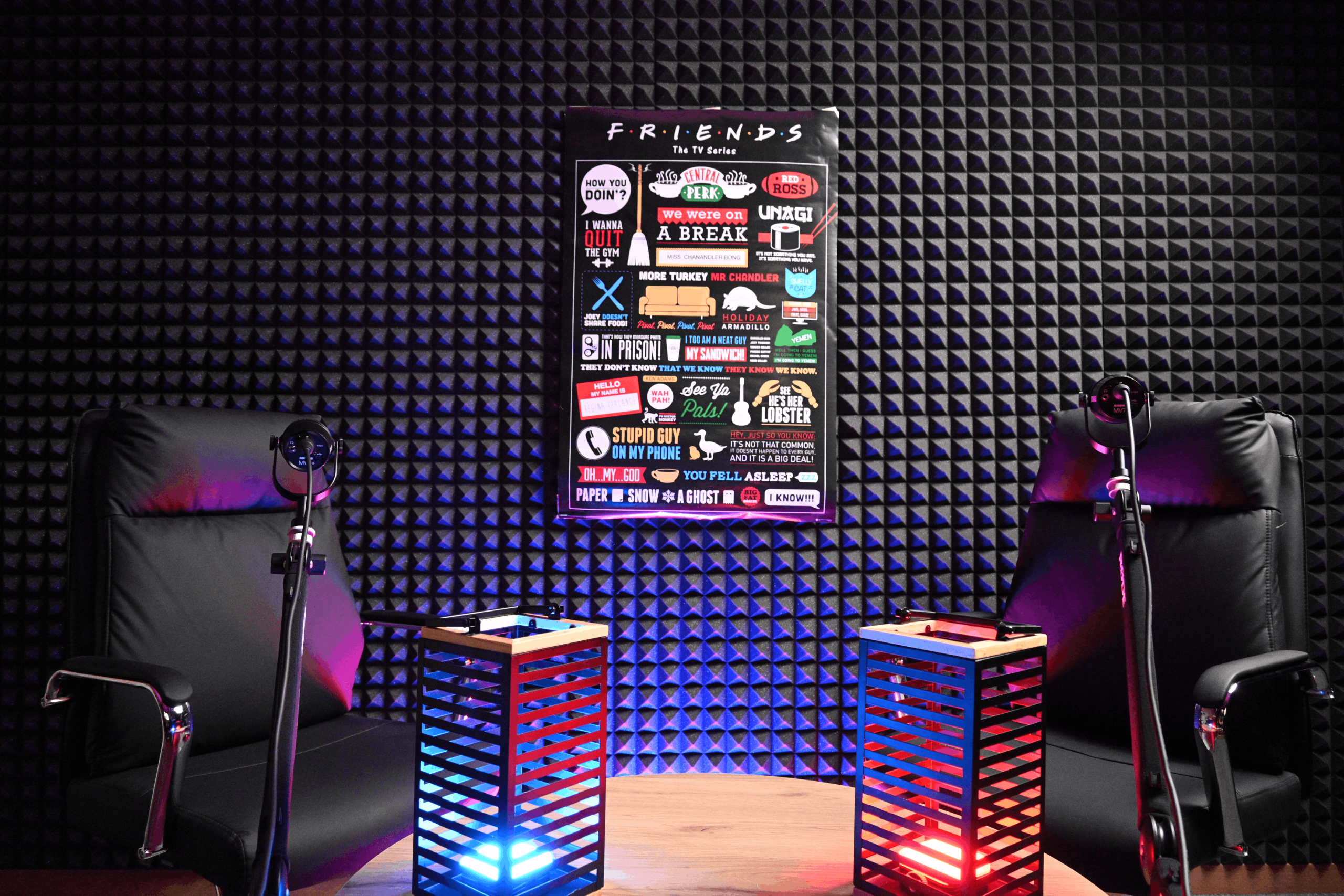 Premium podcasting χώρος με cinematic αισθητική, advanced ηχομόνωση και customizable studio backgrounds που αναδεικνύουν το brand identity κάθε παραγωγής.