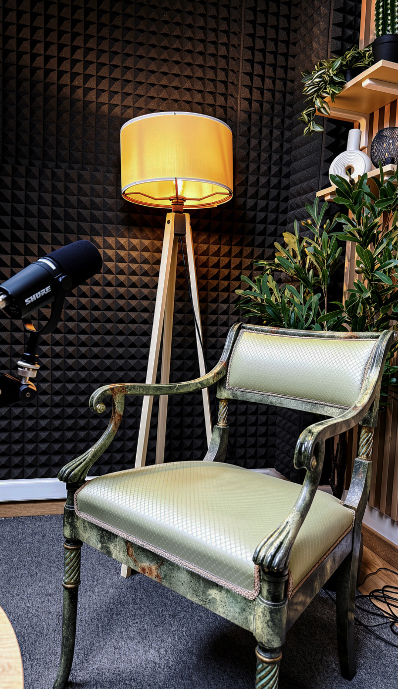 Το Podcast Studio της Up & Wave συνδυάζει premium audio παραγωγή, minimal contemporary αισθητική και ευέλικτα customizable σκηνικά για μοναδικές branded και editorial podcast εμπειρίες.