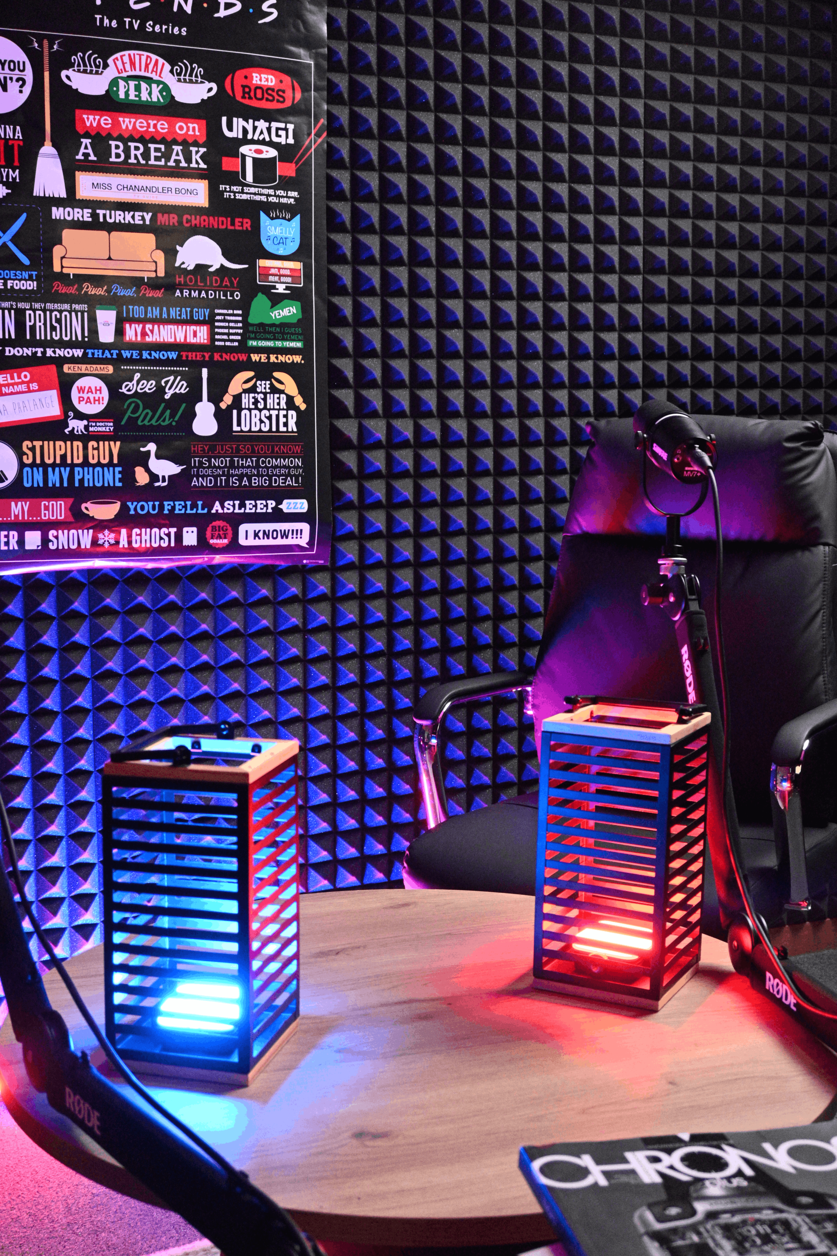 Σύγχρονο Podcast Studio της Up & Wave με premium εξοπλισμό, επαγγελματική ηχομόνωση και customizable setup επιλογές που προσαρμόζονται στην αισθητική και το ύφος κάθε παραγωγής.