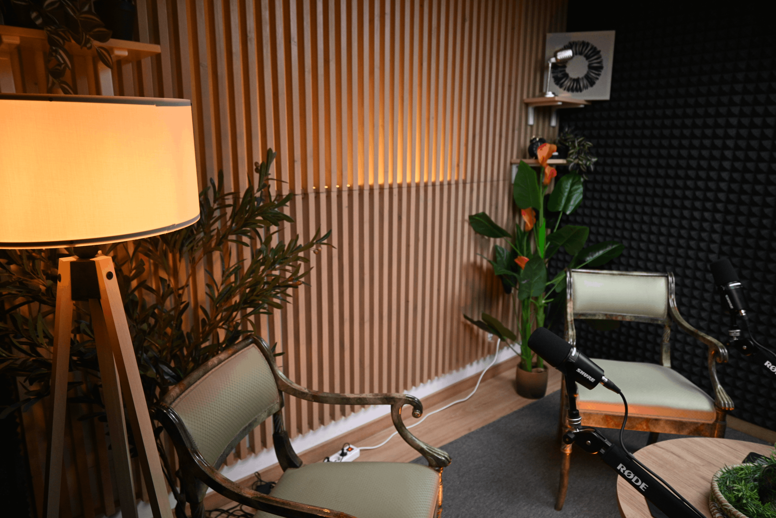 Εξειδικευμένο Podcast Studio της Up & Wave με επαγγελματικό audio & video εξοπλισμό, εξαιρετική ηχομόνωση και customizable studio aesthetics που προσαρμόζονται ιδανικά στο concept και την ταυτότητα κάθε καλεσμένου ή brand.