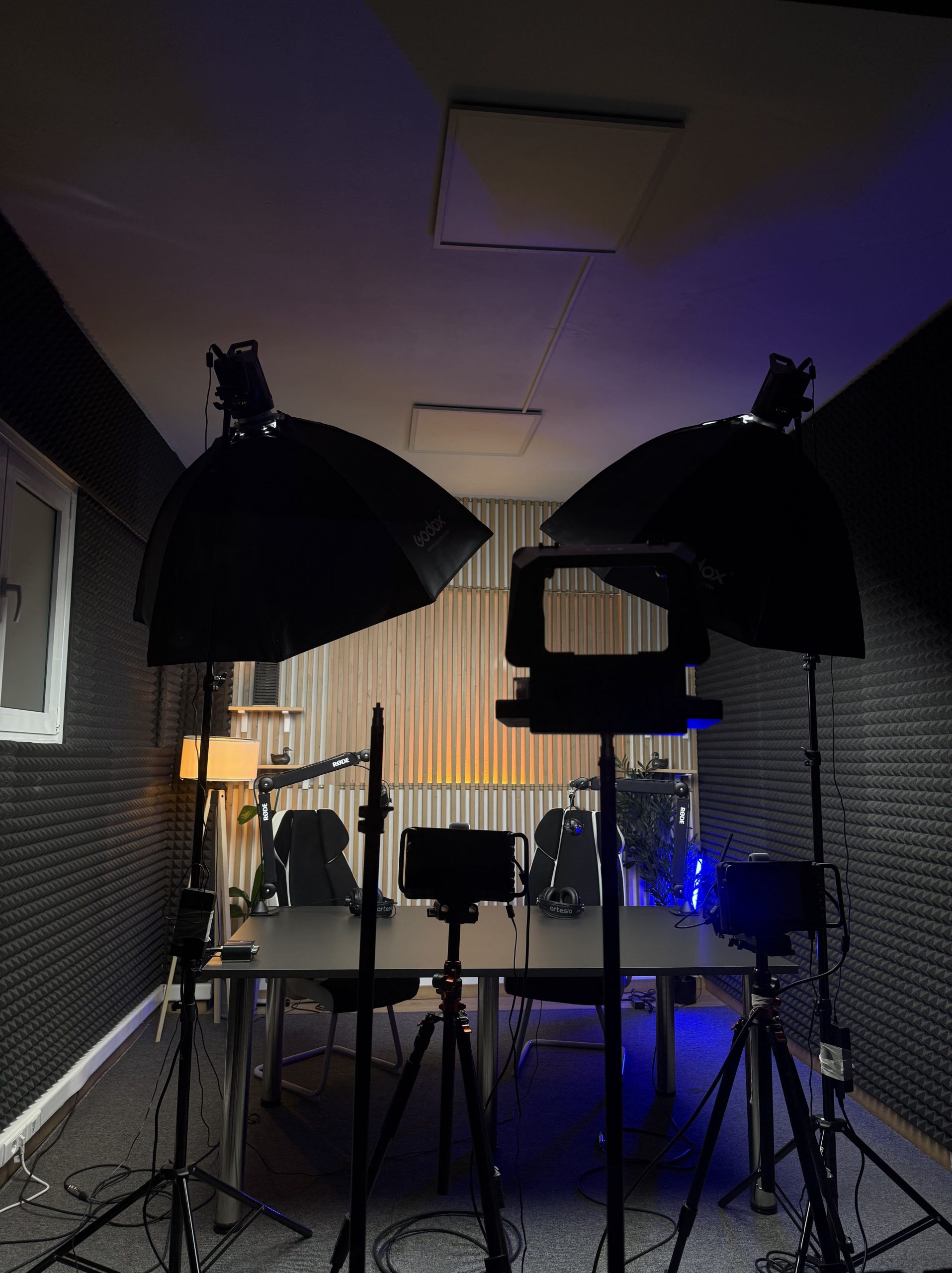Signature podcast studio της Up & Wave στην Αθήνα, σχεδιασμένο για agencies και brands που θέλουν premium audio storytelling.