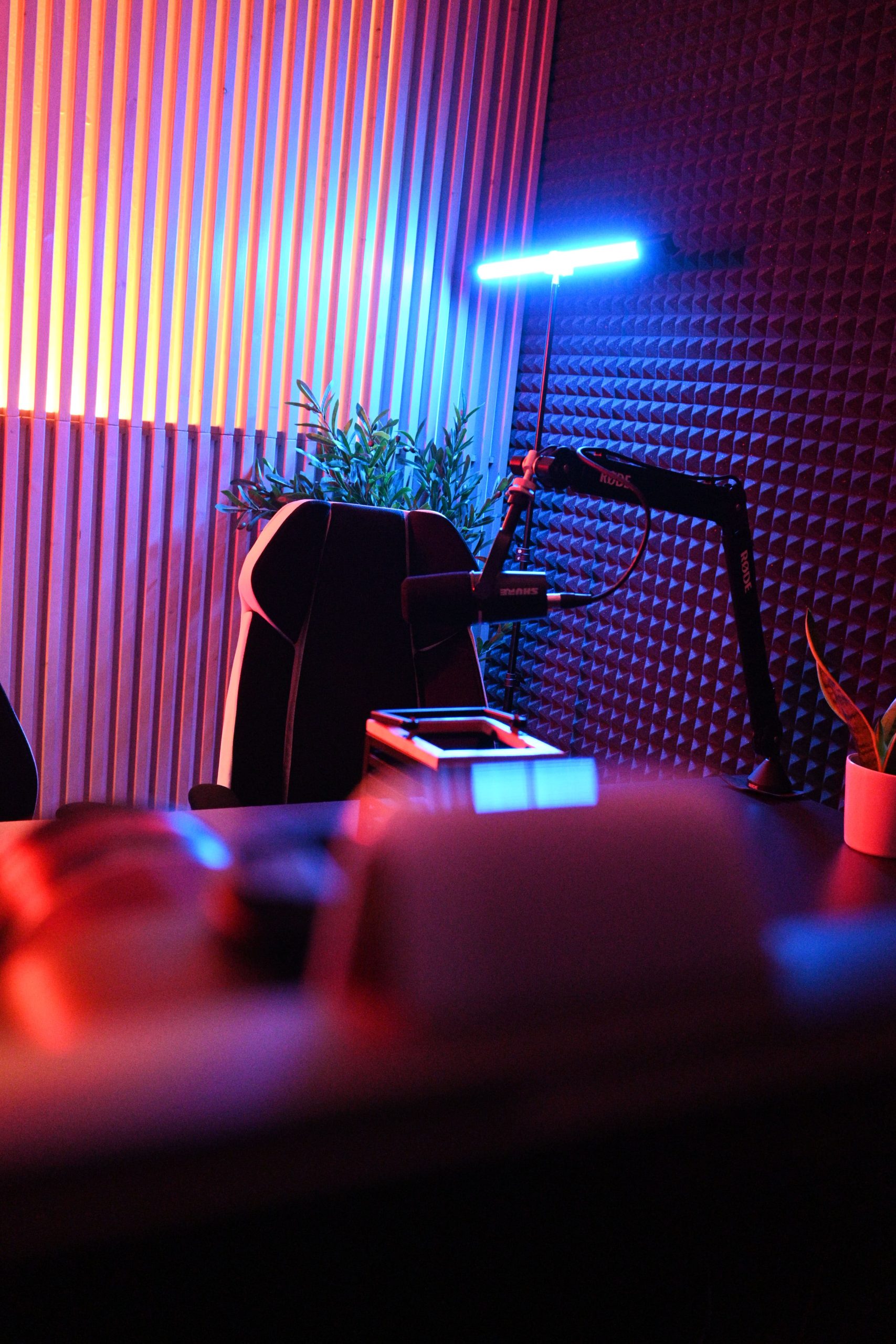 Επαγγελματικό setup στο Podcast Studio της Up & Wave για ηχογράφηση podcasts με άνεση και σύγχρονο design.