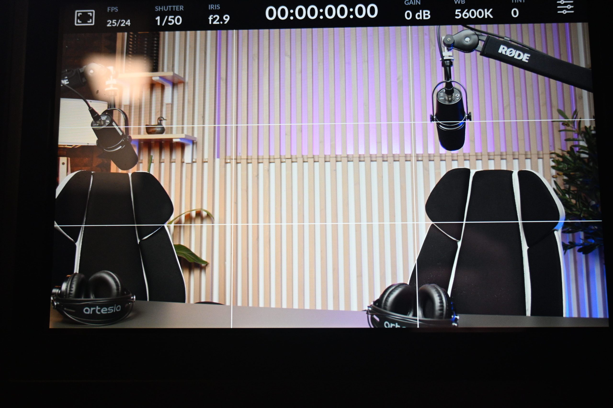 Creative podcast environment της Up & Wave που συνδυάζει άνεση, design και κορυφαία τεχνολογία για επαγγελματικά recordings.