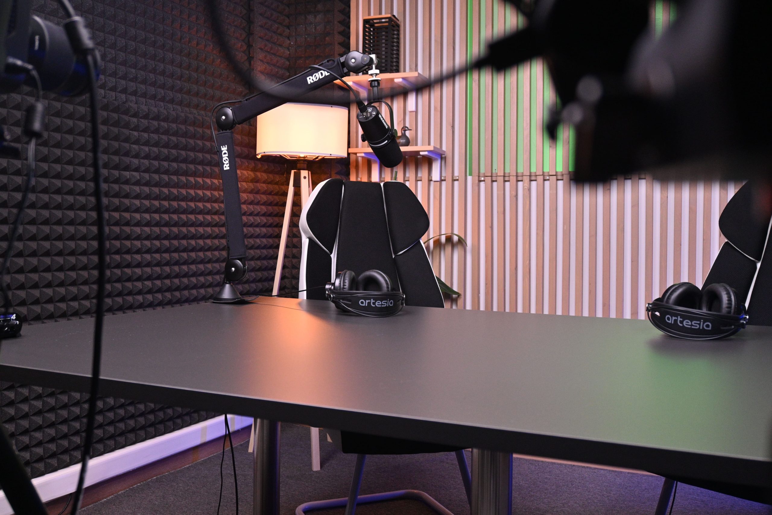 Χώρος ιδανικός για interviews, συζητήσεις και branded podcasts, πλήρως εξοπλισμένος με broadcast-grade εξοπλισμό.