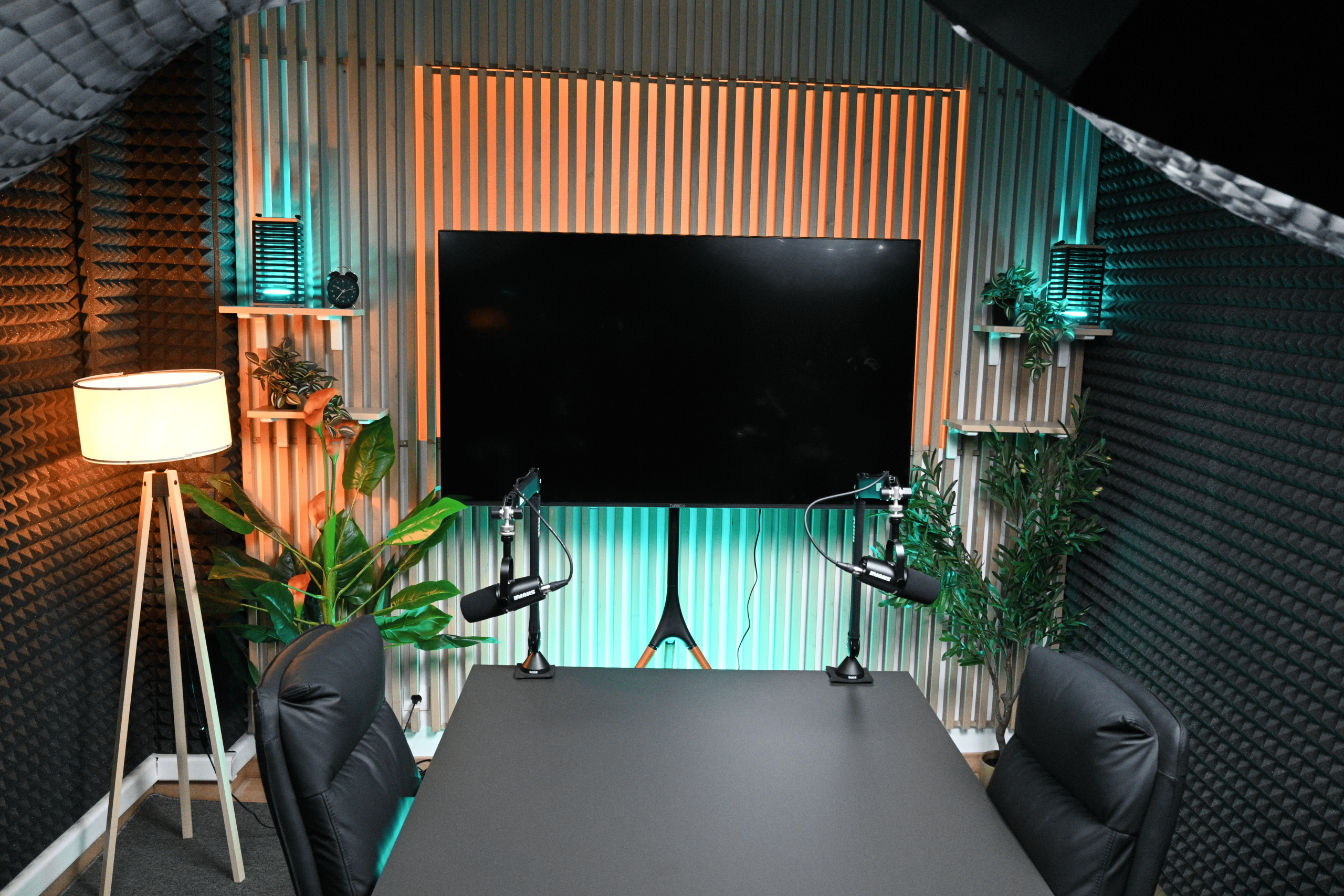Το ειδικά διαμορφωμένο Podcast Studio της Up & Wave με άνετο setup, καθαρό ήχο και επαγγελματικό περιβάλλον για ηχογραφήσεις.